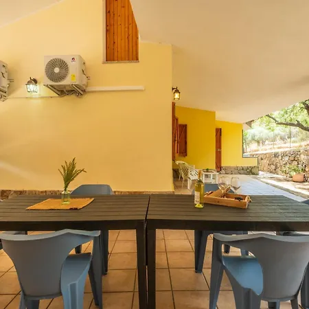 Daire Ampia Con Giardino A 5 Minuti Dal Mare- Casa Janas Sìnnai